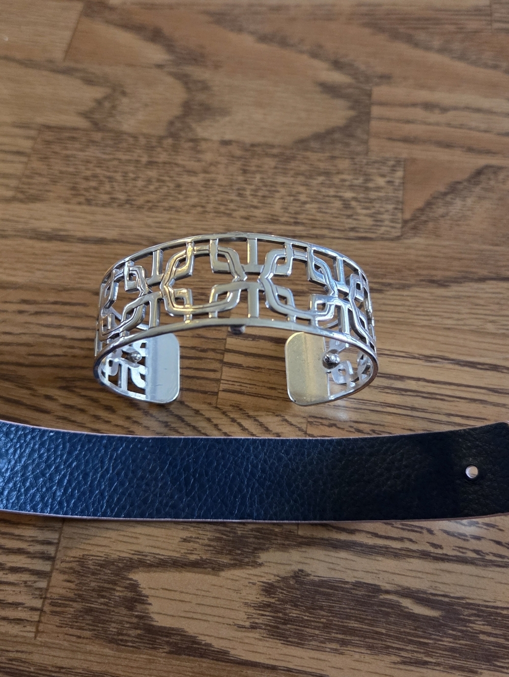 BRIGHTON "Christo London" Silver Cut-Out Cuff Bracelet W/ Leather Insert CHIC! - Picture 6 of 12